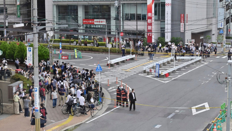 Mulțimi adunate în locul în care a fost împușcat Shinzo Abe. Foto: Profimedia