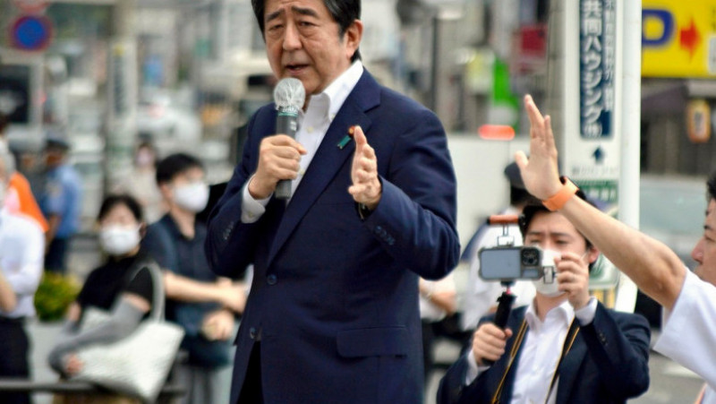 Fostul premier japonez Shinzo Abe susține un discurs. Fotografie făcută cu câteva secunde înainte de a fi împușcat. Foto: Profimedia