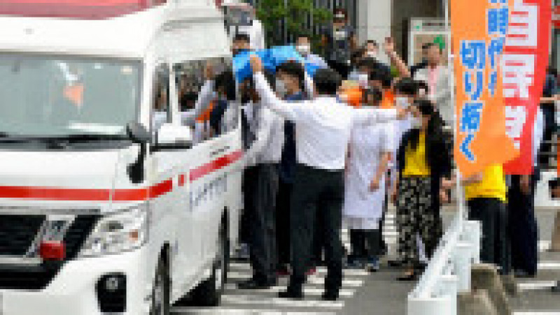 Echipe medicale în Nara, în locul în care a fost împușcat Shinzo Abe. Foto: Profimedia | Poza 3 din 14