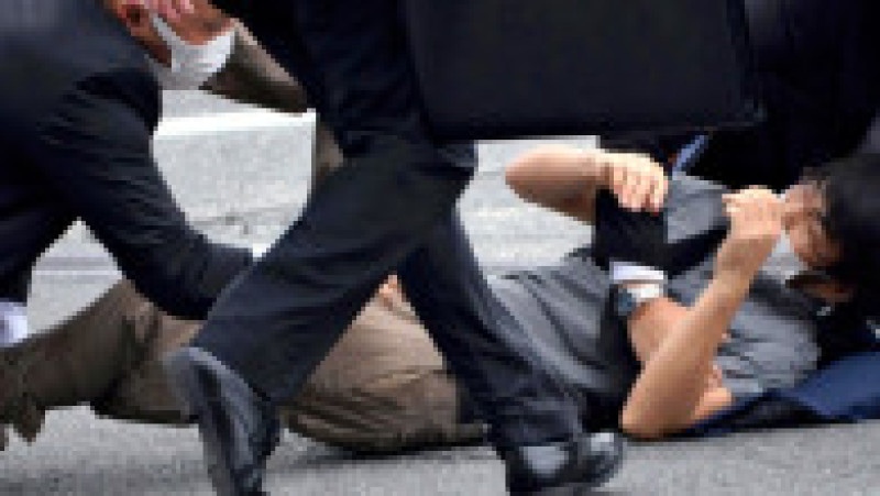 Presupusul atacator al lui Shinzo Abe este reținut de echipele de securitate. Foto: Profimedia | Poza 2 din 14