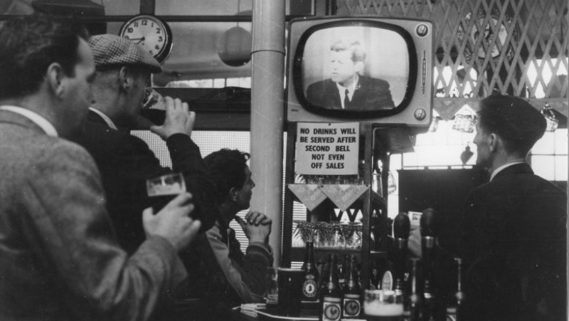 Prima transmisiune de televiziune prin Telstar a fost o conferință de presă a președintelui american din acel moment, John F. Kennedy. Foto: Profimedia