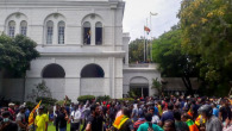 Sute de persoane au luat cu asalt reședința președintelui, cerându-i demisia. Foto: Profimedia Images | Poza 9 din 18