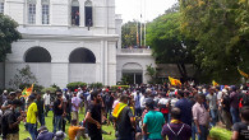 Sute de persoane au luat cu asalt reședința președintelui, cerându-i demisia. Foto: Profimedia Images | Poza 11 din 18