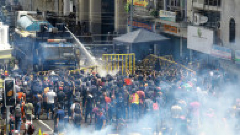 Sute de persoane au luat cu asalt reședința președintelui, cerându-i demisia. Foto: Profimedia Images | Poza 16 din 18