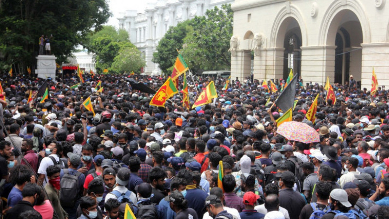 Zeci de mii de protestatari au atacat casa președintelui din Sri Lanka. Foto: Profimedia