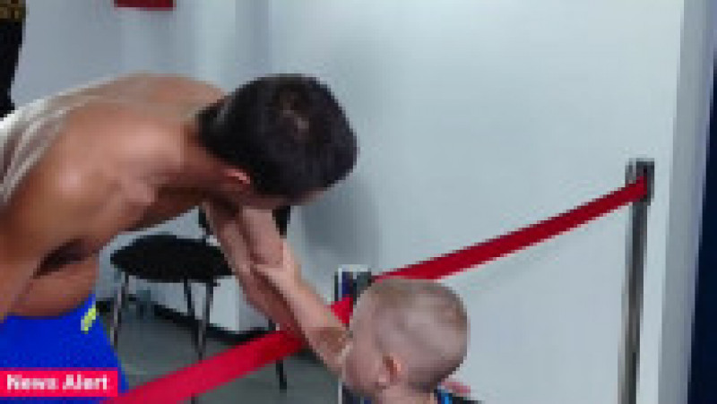 Un puști a vrut să vadă cum arată mușchii campionului David Popovici Foto: captură video | Poza 21 din 23