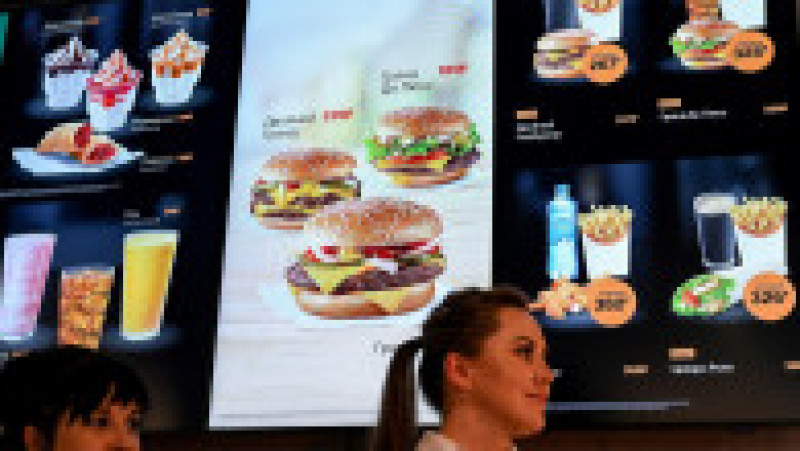 Dezamăgirea unui YouTuber care a mers la un restaurant McDonald’s pe stil rusesc. Foto: Profimedia Images | Poza 6 din 7