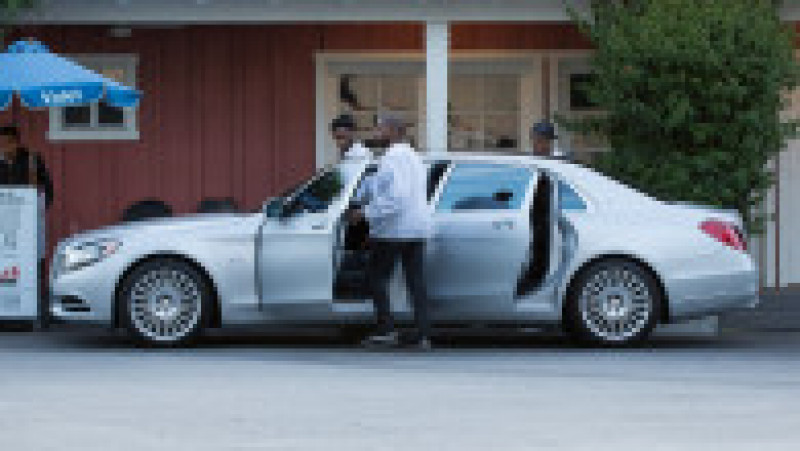 Kanye West pleacă de la restaurant cu Maybach-ul său de 200.000 de dolari. Foto: Profimedia | Poza 20 din 46