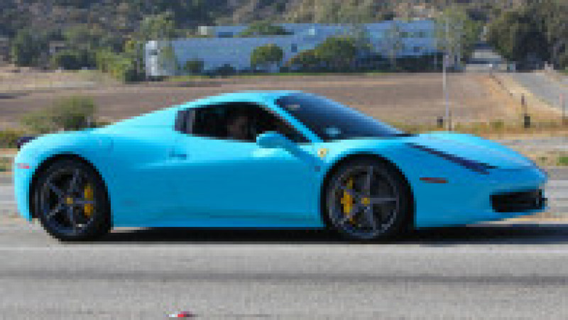 Kylie Jenner și Jordyn Woods ies la masă într-un Ferrari albastru. Foto: Profimedia | Poza 21 din 46