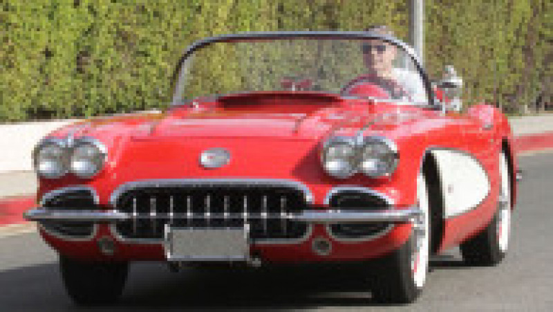George Clooney conduce un Chevrolet Corvette decapotabil. Foto: Profimedia | Poza 42 din 46