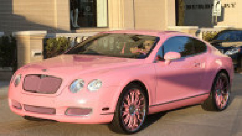Paris Hilton se asortează la culoarea mașinii roz. Foto: Profimedia | Poza 35 din 46