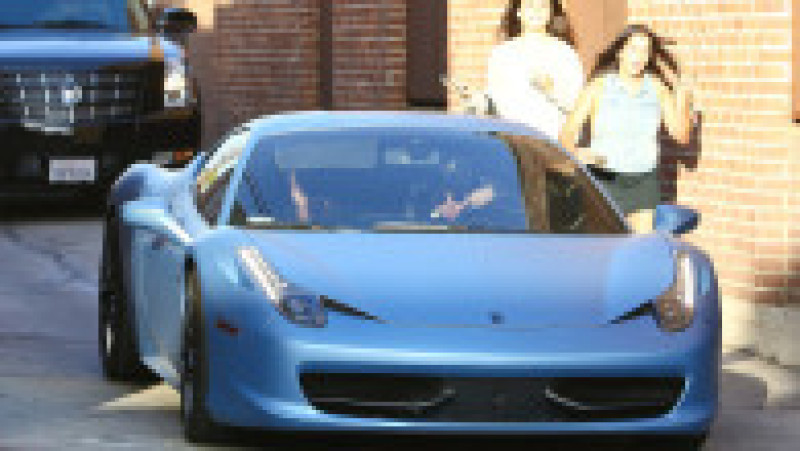 Selena Gomez și Justin Bieber într-un Ferari albastru. Foto: Profimedia | Poza 28 din 46