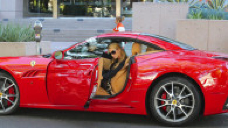 Paris Hilton merge la o întâlnire într-un Ferrari roșu. Foto: Profimedia | Poza 30 din 46