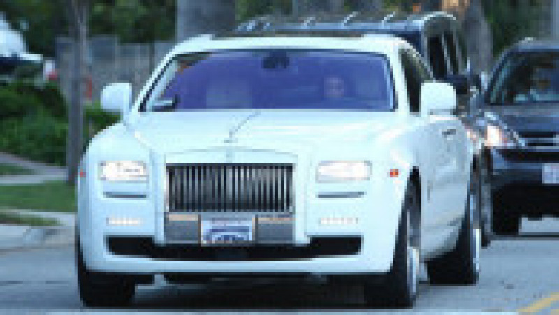 Kim Kardashian conduce un Rolls Royce. Foto: Profimedia | Poza 44 din 46
