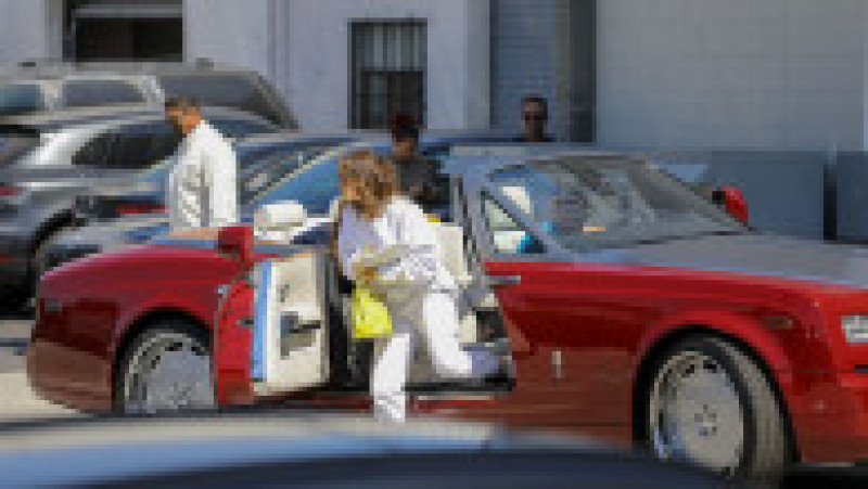 Jennifer Lopez și Ben Affleck într-un Rolss Royce decapotabil. Foto: Profimedia | Poza 7 din 46