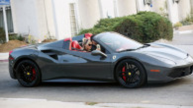 Bebe Rexha și-a primit noua mașină Ferrari la domiciliu. Foto: Profimedia | Poza 14 din 46