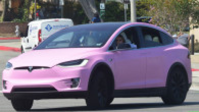 Addison Rae preferă o Tesla roz. Foto: Profimedia | Poza 12 din 46