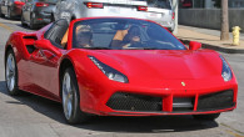 Vanessa Hudgens și Ferrari-ul ei roșu. Foto: Profimedia | Poza 13 din 46
