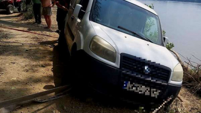 Un şofer a fost aproape să cadă cu autoturismul în Dunăre după ce drumul s-a surpat. Foto: ISU Giurgiu