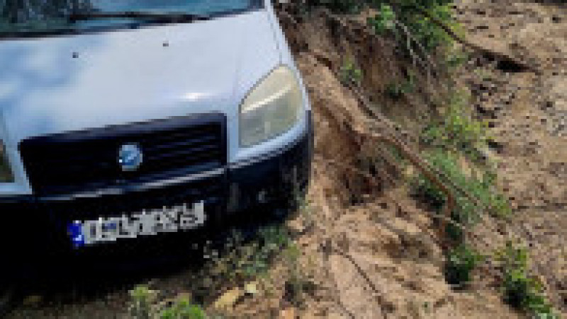 Un şofer a fost aproape să cadă cu autoturismul în Dunăre după ce drumul s-a surpat. Foto: ISU Giurgiu | Poza 2 din 3