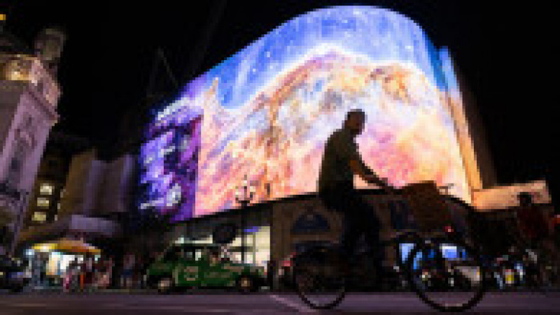 Primele imagini transmise de telescopul James Webb, transmise pe un ecran uriaș în Londra. Foto: Profimedia | Poza 14 din 19
