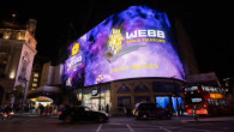 Primele imagini transmise de telescopul James Webb, transmise pe un ecran uriaș în Londra. Foto: Profimedia | Poza 15 din 19