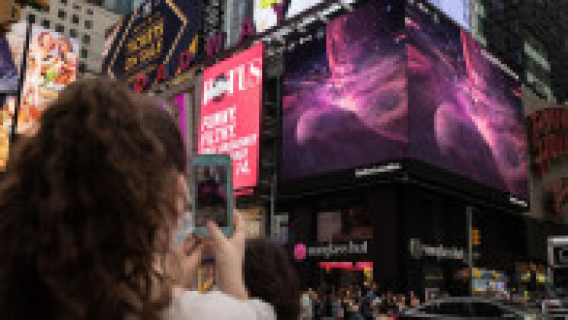 Primele imagini transmise de telescopul James Webb, transmise pe un ecran uriaș în New York. Foto: Profimedia | Poza 16 din 19