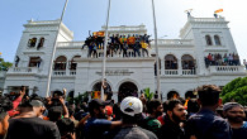 Protestatarii au intrat și în palatul prim-ministrului din Sri Lanka. Foto: Profimedia Images | Poza 26 din 31