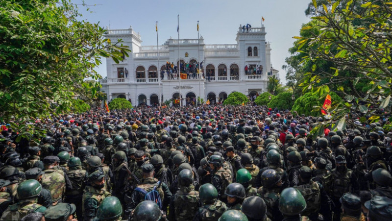 Protestatarii au intrat și în palatul prim-ministrului din Sri Lanka. Foto: Profimedia Images