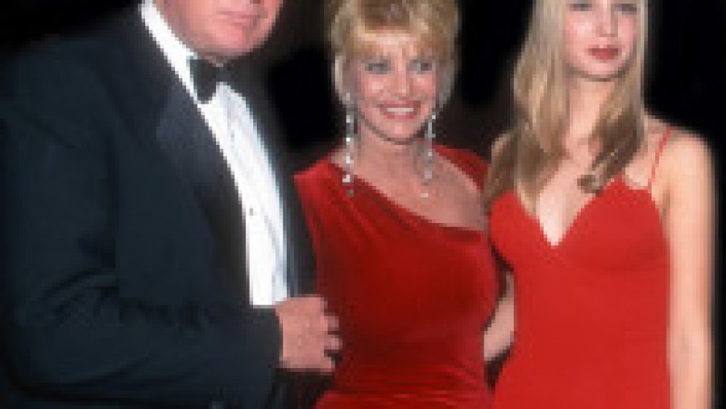 Donald Trump, Ivana Trump și fiica lor Ivanka Trump într-o fotografie din 1998, la șase ani de la divorț Foto: Profimedia Images | Poza 24 din 57