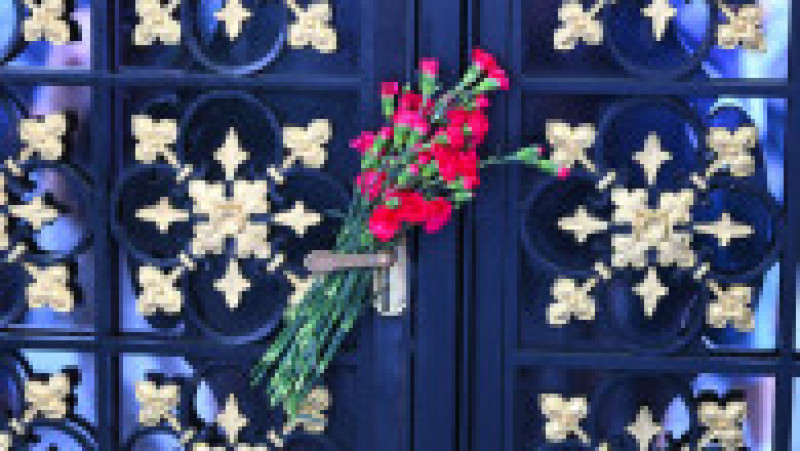 Flori la ușa reședinței Ivanei Trump, după anunțarea decesului ei Foto: Profimedia Images | Poza 57 din 57