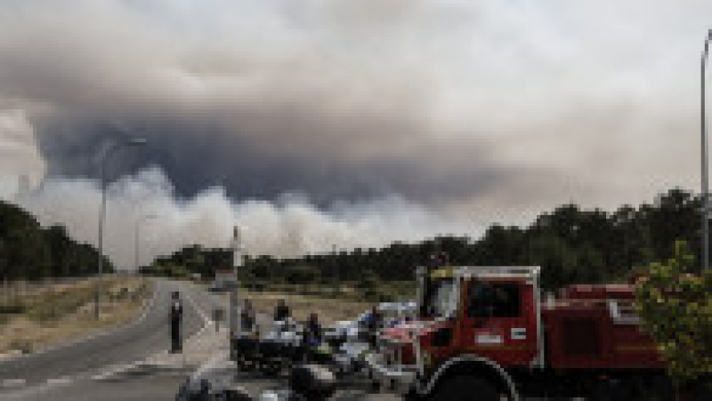 Incendiu în apropiere de Cazaux, sud-vestul Franței. 1.000 de pompieri se luptă să stingă flăcările înainte să ajungă în zonele locuite. Foto: Profimedia Images | Poza 12 din 16
