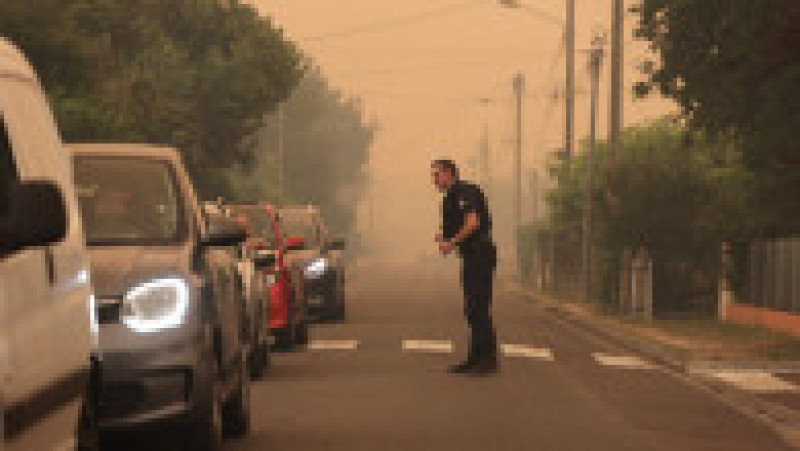 Fumul a fost zărit în apropiere de orașul La Teste-de-Buch, în timp ce pe șosele s-au format cozi lungi de mașini cu care oamenii încearcă să fugă din calea incendiilor. Foto: Profimedia Images | Poza 10 din 16