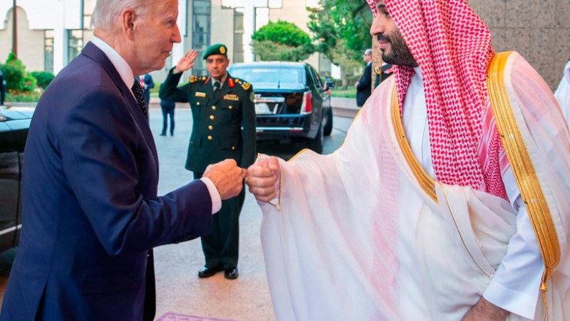 Joe Biden și prințul Mohammed bin Salman s-au salutat „bătând pumnul”. Foto: Profimedia Images