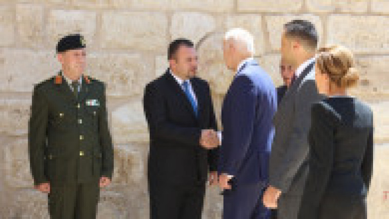 Joe Biden nu s-a ferit să strângă mâna oficialilor în timpul vizitei în Israel. Foto: Profimedia | Poza 7 din 11