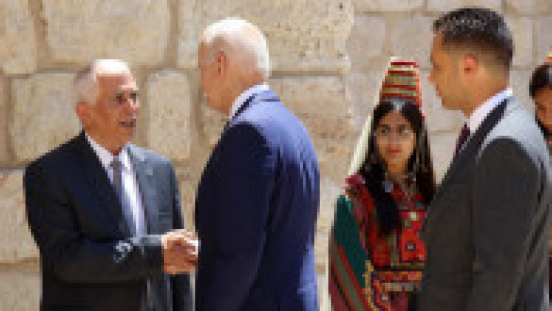 Joe Biden nu s-a ferit să strângă mâna oficialilor în timpul vizitei în Israel. Foto: Profimedia | Poza 11 din 11