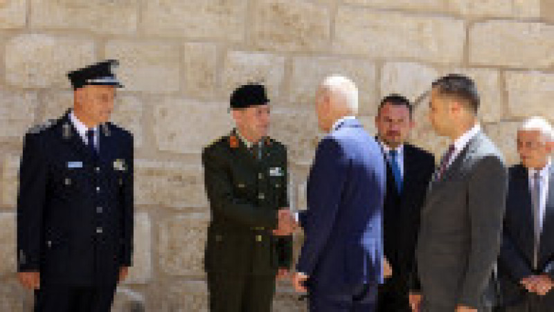 Joe Biden nu s-a ferit să strângă mâna oficialilor în timpul vizitei în Israel. Foto: Profimedia | Poza 8 din 11