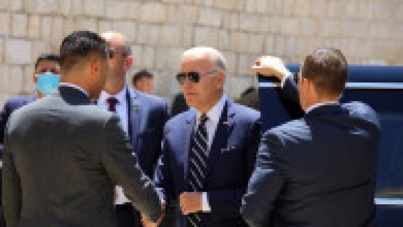 Joe Biden nu s-a ferit să strângă mâna oficialilor în timpul vizitei în Israel. Foto: Profimedia | Poza 10 din 11