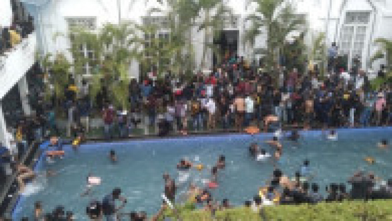 Protestatarii care au intrat în reședința prezidențială din Sri Lanka fac baie în piscină. Foto: Profimedia | Poza 7 din 12