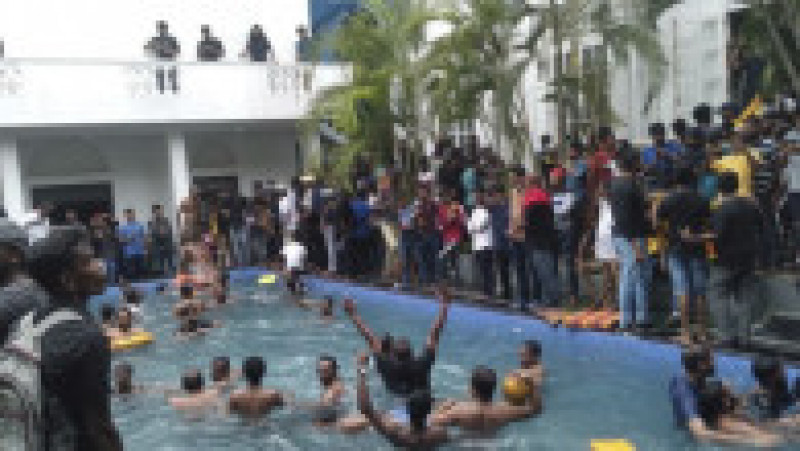 Protestatarii care au intrat în reședința prezidențială din Sri Lanka fac baie în piscină. Foto: Profimedia | Poza 7 din 31