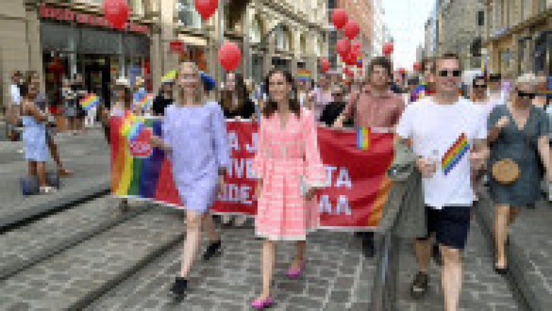 Sanna Marin (în centru) participă la marșul Helsinki Pride 2022 Foto: Profimedia Images | Poza 4 din 21