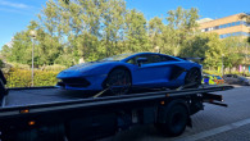 Lamborghini de 320.000 de euro confiscat pentru că avea asigurare FOTO: Twitter/ TVP Milton Keynes | Poza 3 din 4