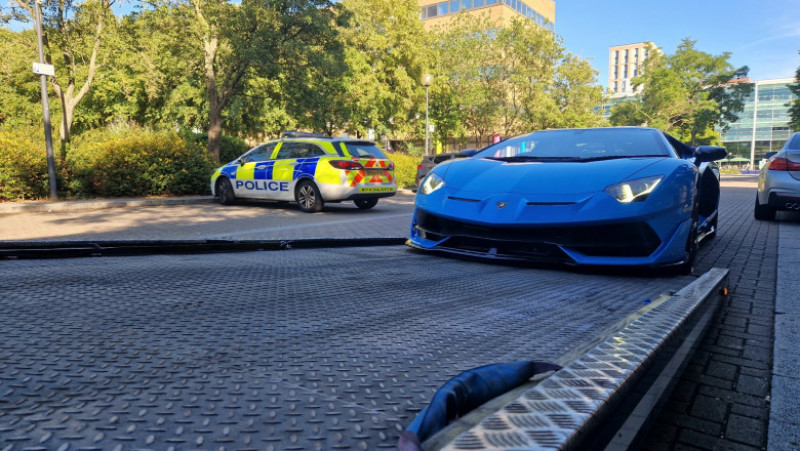 Lamborghini de 320.000 de euro confiscat pentru că avea asigurare FOTO: Twitter/ TVP Milton Keynes