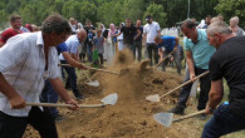 Masacrul de la Srebenica s-a soldat cu moartea a circa 8.000 de bărbaţi şi băieţi musulmani. Foto: Profimedia | Poza 3 din 17