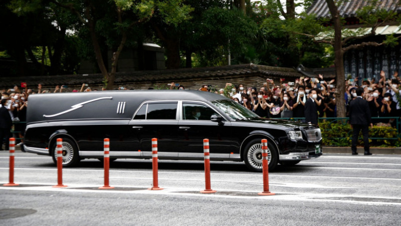 Mii de japonezi au adus un ultim omagiu fostului premier Shinzo Abe în ziua funeraliilor sale. FOTO: Profimedia Images