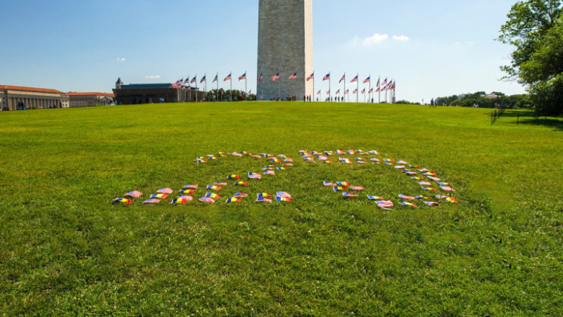 Ziua Parteneriatului Strategic dintre România și Statele Unite a fost marcată de Ambasada României în SUA printr-un semn grafic în inima capitalei americane. Foto: Facebook / Andrei Muraru