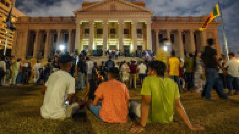 Protestatarii asistă la un concert în fața reședinței prezidențiale. Foto: Profimedia | Poza 6 din 7