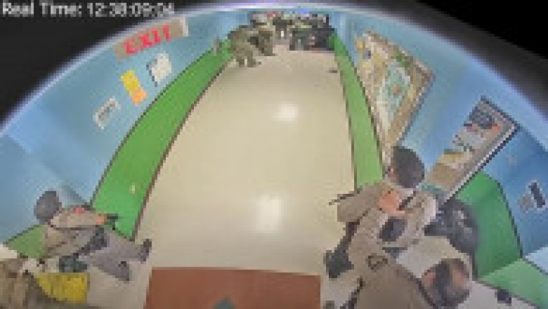 înregistrări din timpul atacului de la școala din Texas. Imaginile arată cum polițiștii nu intervin 74 de minute. FOTO: Captură Youtube | Poza 10 din 11