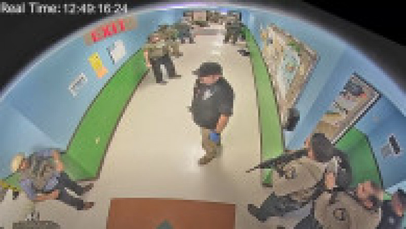 înregistrări din timpul atacului de la școala din Texas. Imaginile arată cum polițiștii nu intervin 74 de minute. FOTO: Captură Youtube | Poza 11 din 11