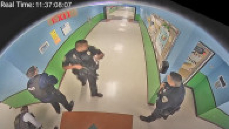 înregistrări din timpul atacului de la școala din Texas. Imaginile arată cum polițiștii nu intervin 74 de minute. FOTO: Captură Youtube | Poza 3 din 11